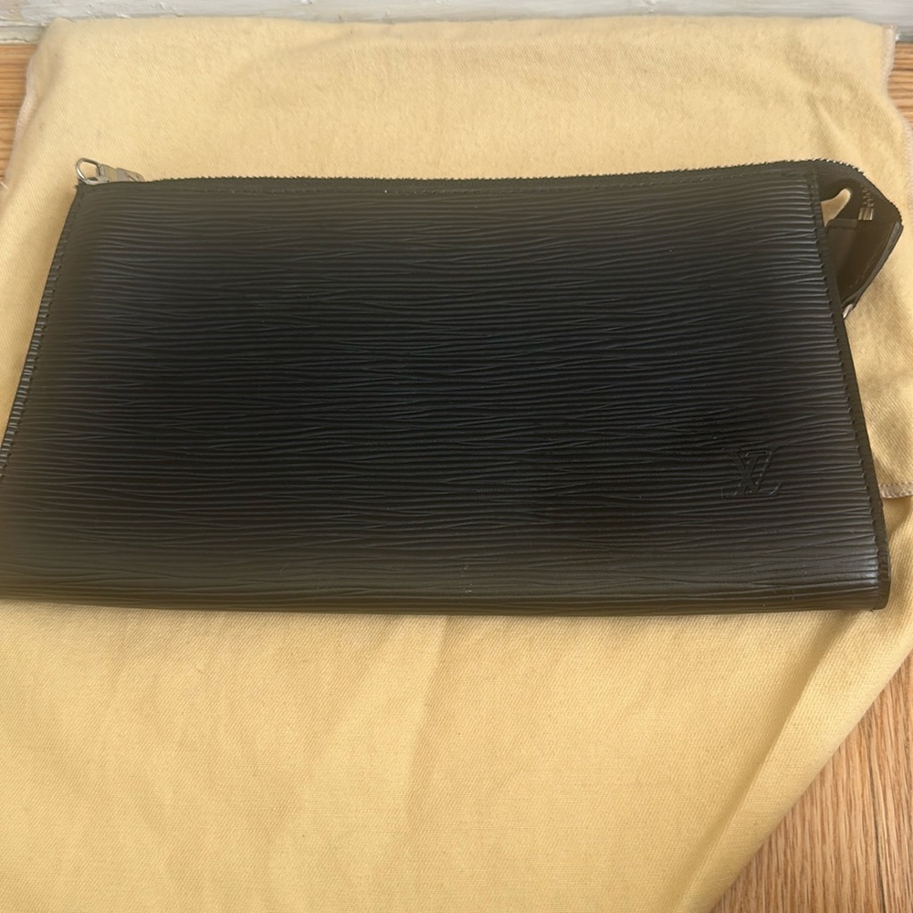 Louis Vuitton epi pouch ,, missing the strap